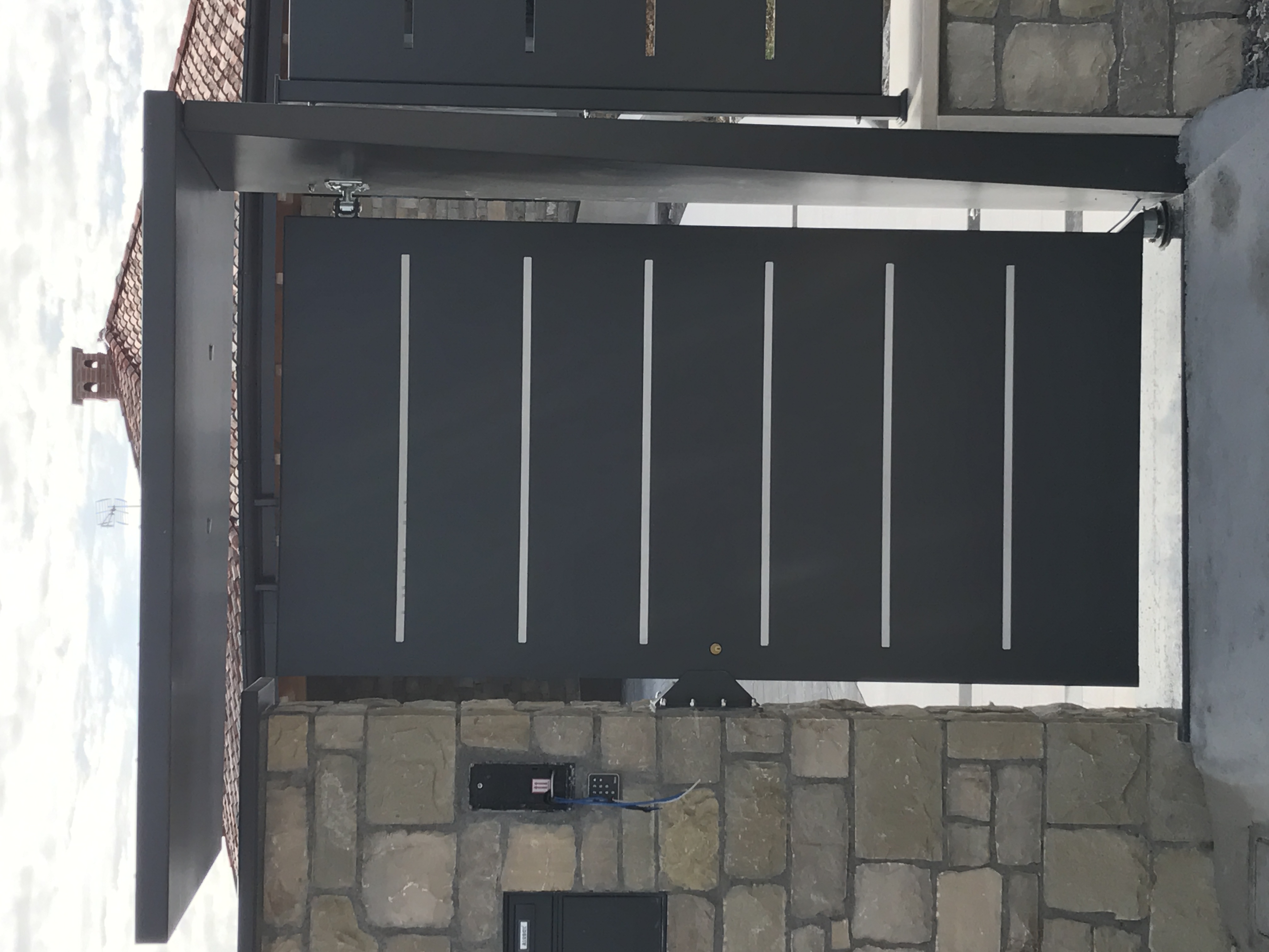 Cancello pedonale grigio scuro con tettoia design